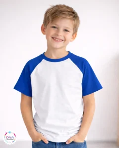 remera spum ranglan de niño, blanca mangas color azul francia