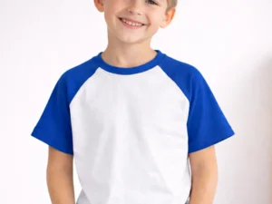 remera spum ranglan de niño, blanca mangas color azul francia